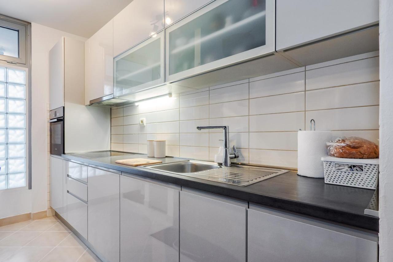 Airy 2-Br Apt W/ Open Layout & Modern Design Lejlighed Split Eksteriør billede