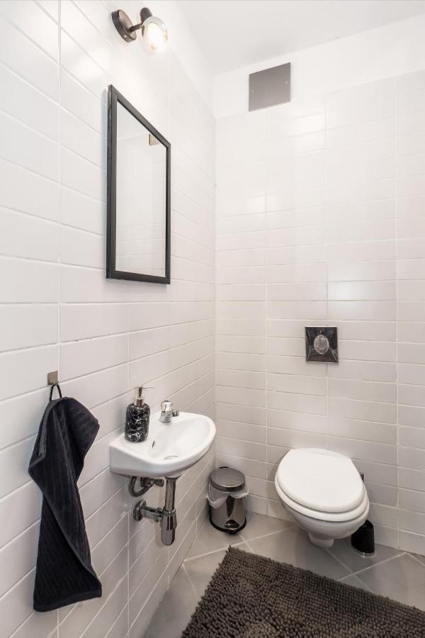 Airy 2-Br Apt W/ Open Layout & Modern Design Lejlighed Split Eksteriør billede