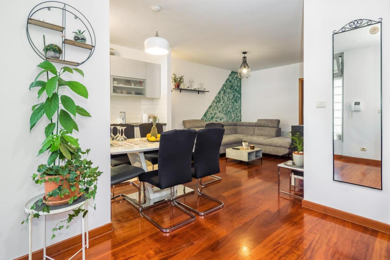 Airy 2-Br Apt W/ Open Layout & Modern Design Lejlighed Split Eksteriør billede