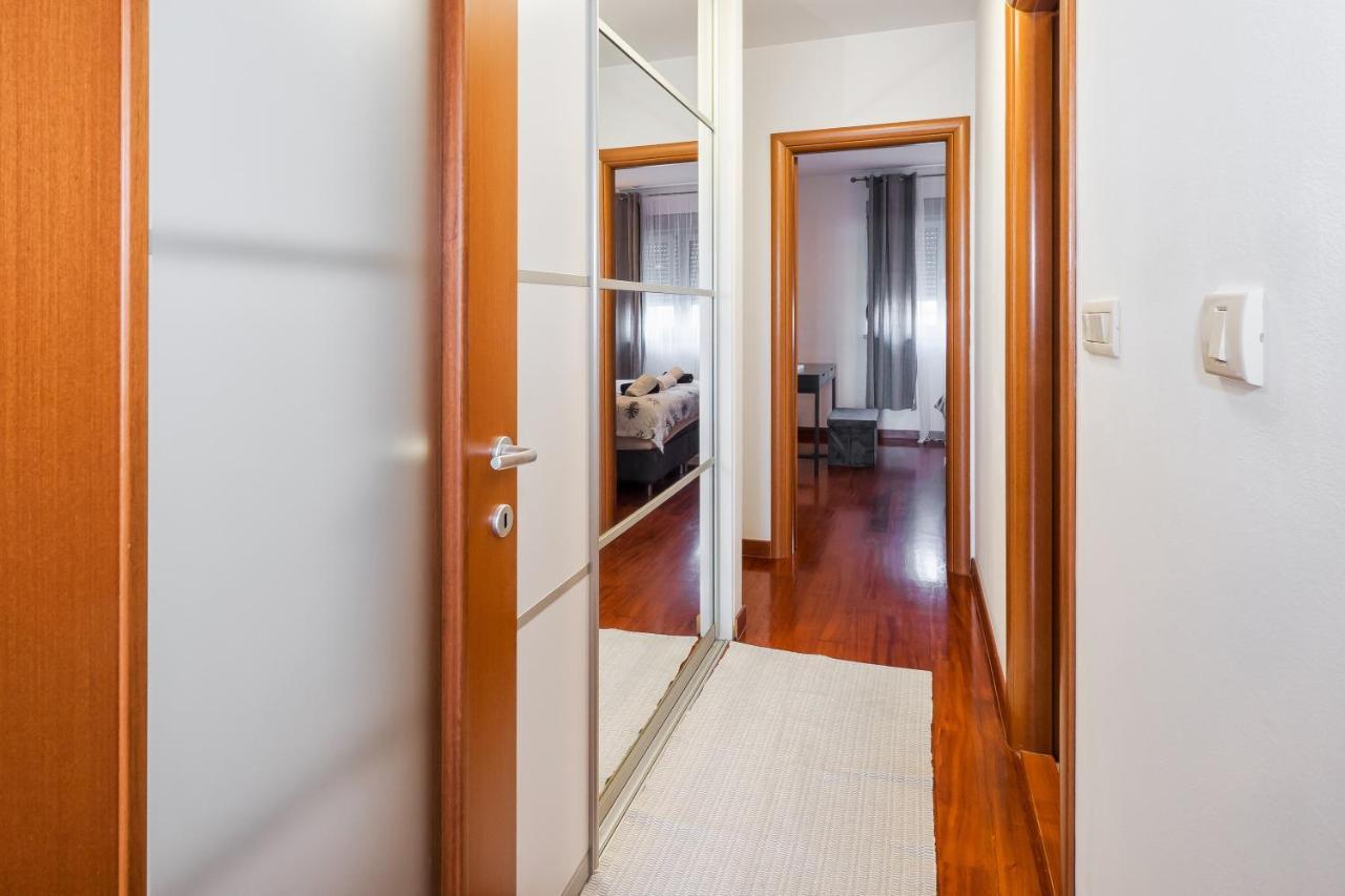 Airy 2-Br Apt W/ Open Layout & Modern Design Lejlighed Split Eksteriør billede