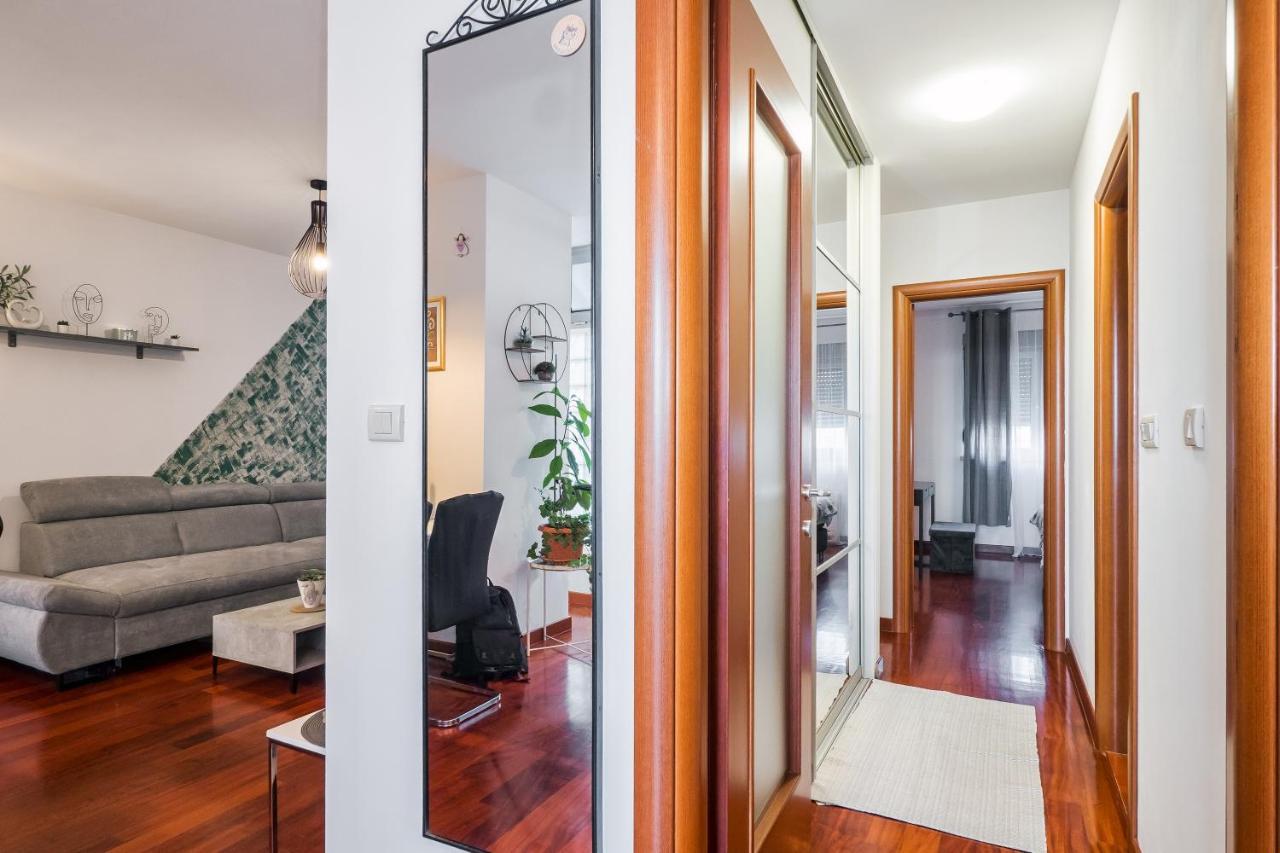 Airy 2-Br Apt W/ Open Layout & Modern Design Lejlighed Split Eksteriør billede