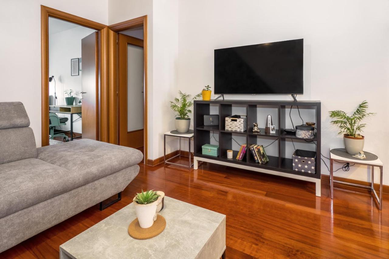 Airy 2-Br Apt W/ Open Layout & Modern Design Lejlighed Split Eksteriør billede