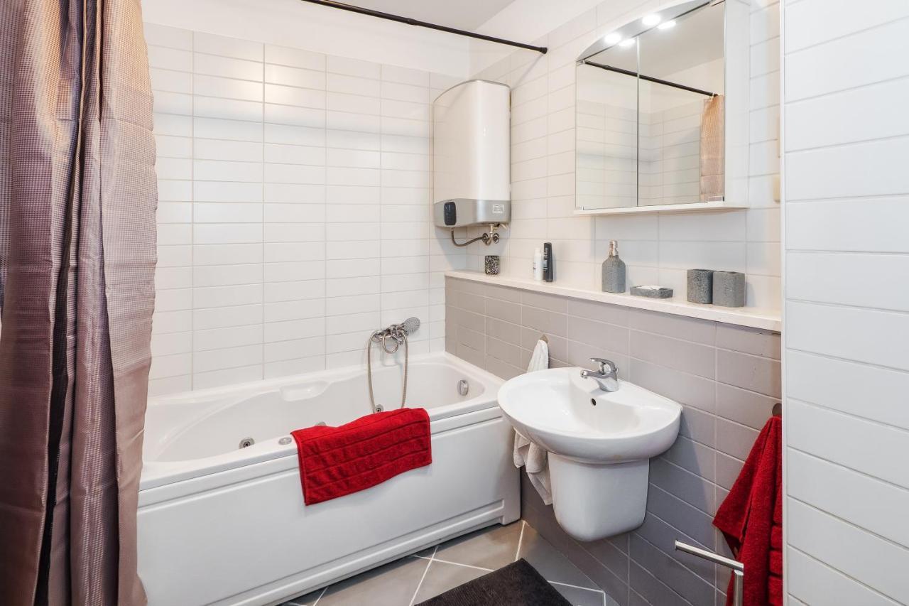 Airy 2-Br Apt W/ Open Layout & Modern Design Lejlighed Split Eksteriør billede